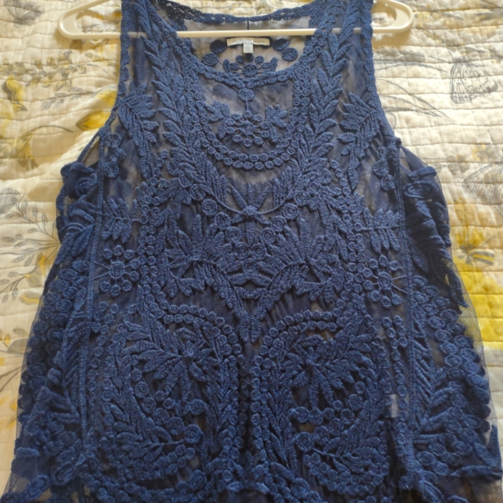 Sleeveless lace shirt